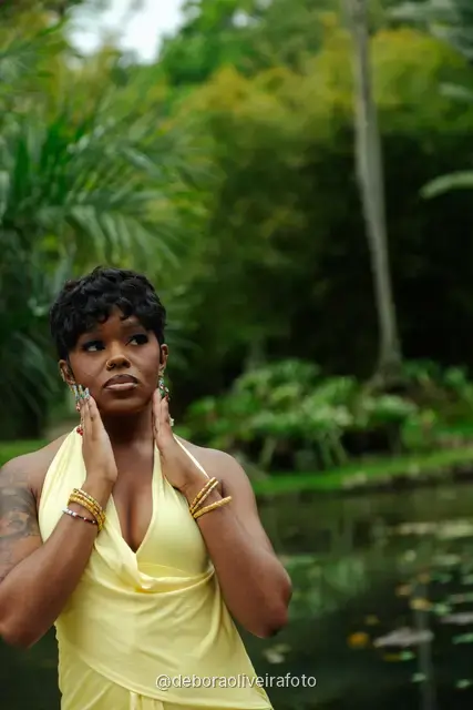 Mujer con vestido amarillo junto al estanque de nenúfares en el Jardín Botánico de Río de Janeiro