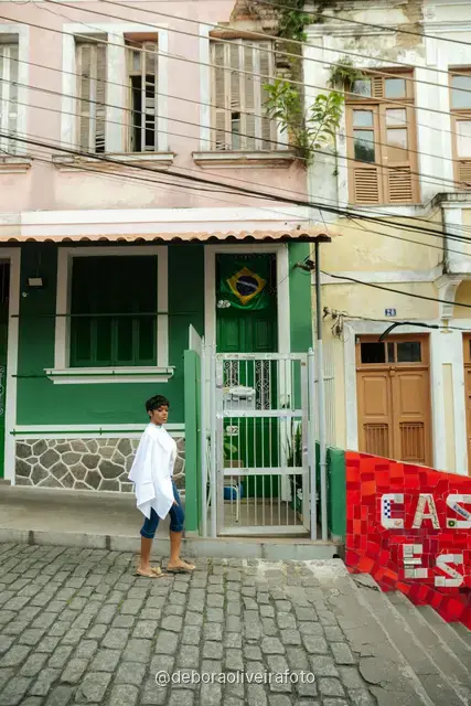 Mujer con blusa blanca y jeans en la Escalinata Selarón, en Río de Janeiro