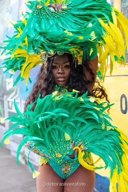 Detalles de las plumas y los bordados de un disfraz de Carnaval verde y amarillo en Santa Teresa, Río de Janeiro