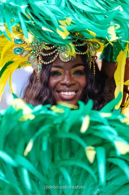 Detalles de las plumas y los bordados de un disfraz de Carnaval verde y amarillo en Santa Teresa, Río de Janeiro