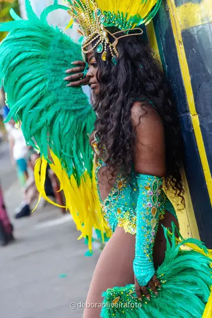 Detalles de las plumas y los bordados de un disfraz de Carnaval verde y amarillo en Santa Teresa, Río de Janeiro