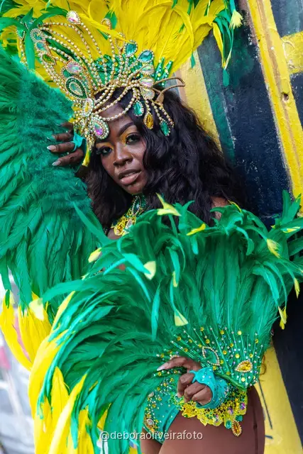 Detalles de las plumas y los bordados de un disfraz de Carnaval verde y amarillo en Santa Teresa, Río de Janeiro