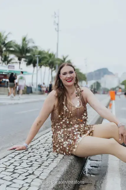 Retrato individual con look de lentejuelas en el cantero central de la avenida de Copacabana con las montañas detrás
