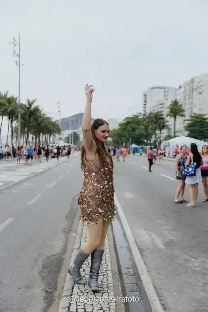 Retrato individual con look de lentejuelas en el cantero central de la avenida de Copacabana con las montañas detrás