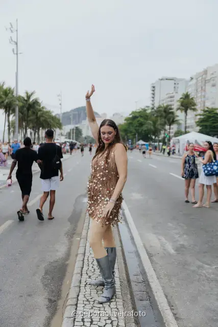 Retrato individual con look de lentejuelas en el cantero central de la avenida de Copacabana con las montañas detrás