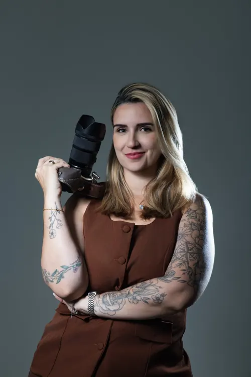 Débora Oliveira, photographer in Rio de Janeiro, holding her camera