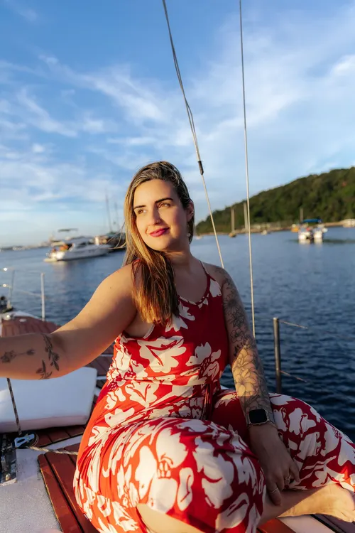 Débora Oliveira on a sailboat in Rio de Janeiro