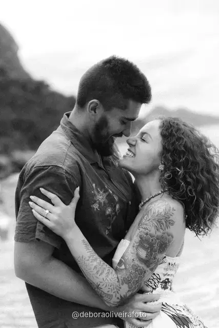 Retrato cercano de una pareja abrazada en Praia Vermelha, en Río de Janeiro