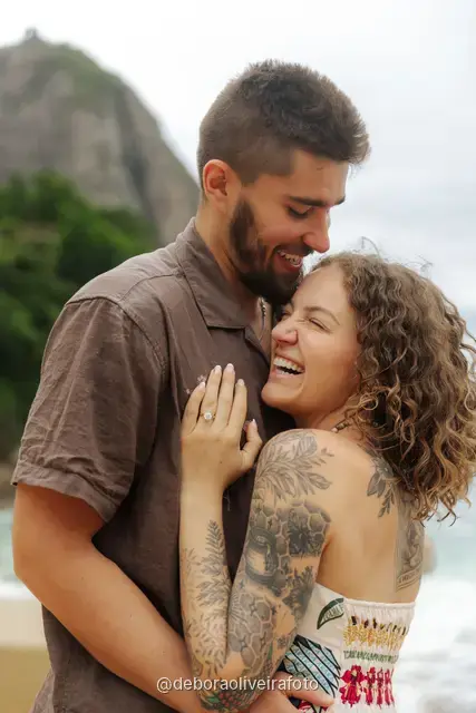 Retrato cercano de una pareja abrazada en Praia Vermelha, en Río de Janeiro