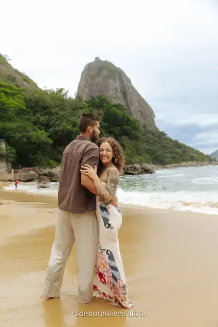 Retrato cercano de una pareja abrazada en Praia Vermelha, en Río de Janeiro