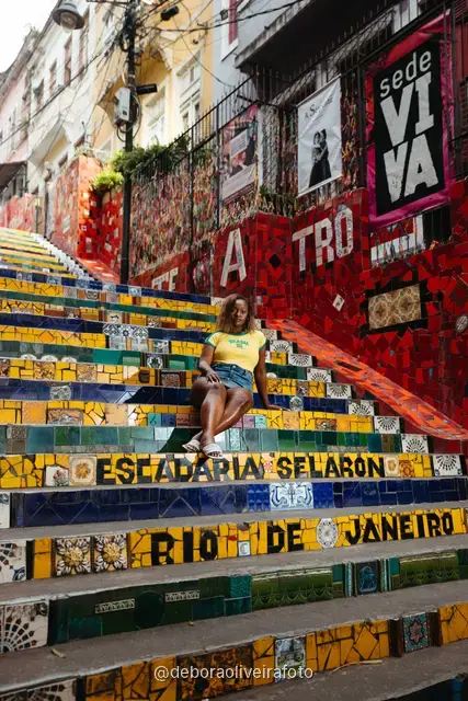 Mujer con ropa amarilla y verde de Brasil en la Escalinata Selarón, en Santa Teresa, Río de Janeiro