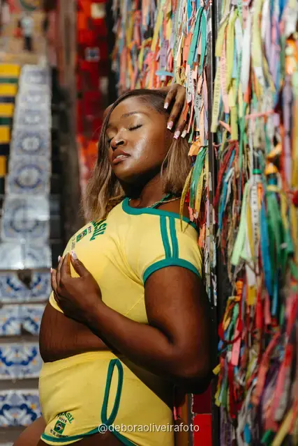Mujer con ropa amarilla y verde de Brasil en la Escalinata Selarón, en Santa Teresa, Río de Janeiro