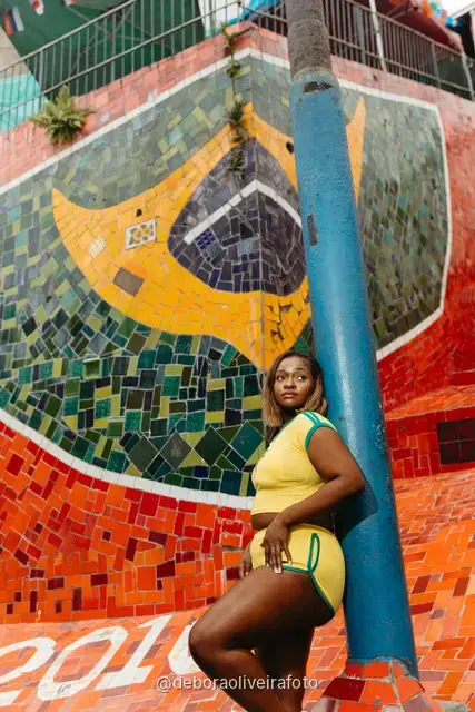 Mujer con ropa amarilla y verde de Brasil en la Escalinata Selarón, en Santa Teresa, Río de Janeiro